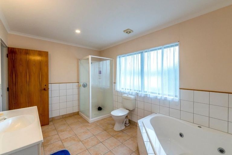 Photo of property in 36 Eruini Street, Waikanae Beach, Waikanae, 5036
