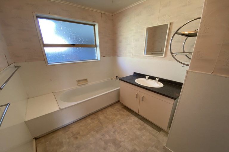 Photo of property in 9 Raglan Avenue, Cloverlea, Palmerston North, 4412