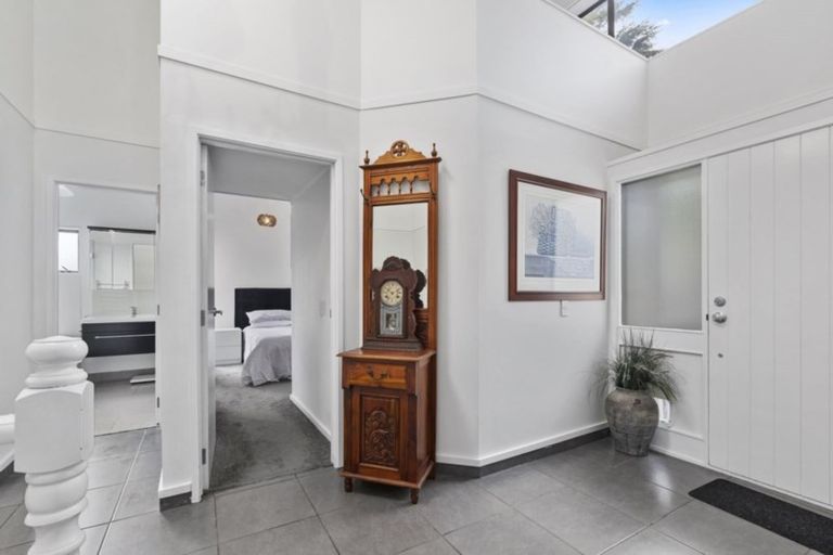 Photo of property in 19 Tiri View Place, Waiake, Auckland, 0630