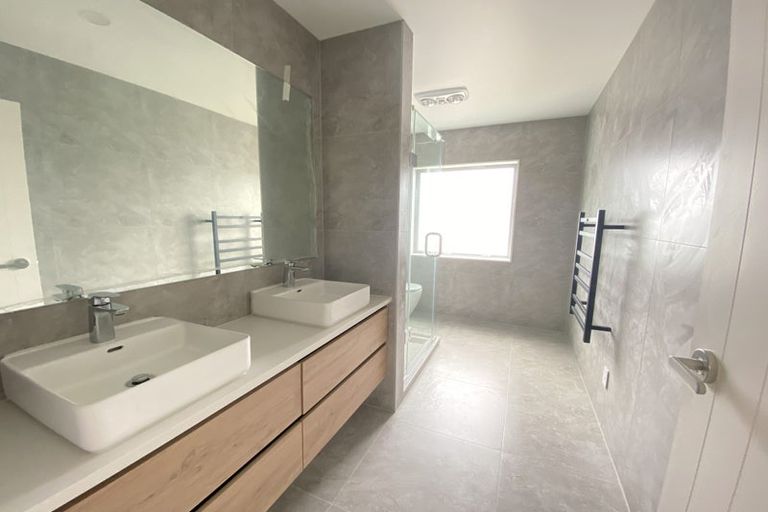 Photo of property in 24 Lorikeet Place, Unsworth Heights, Auckland, 0632