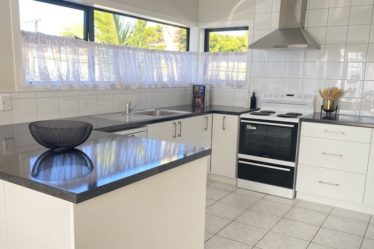 Photo of property in 1/114 Te Atatu Road, Te Atatu South, Auckland, 0610