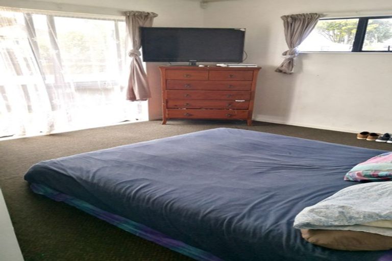 Photo of property in 28 Dungarvon Place, Clendon Park, Auckland, 2103