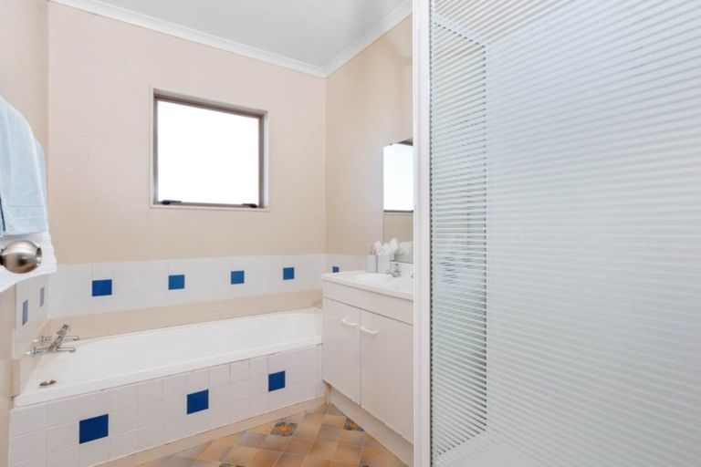 Photo of property in 25 Loughanure Place, Massey, Auckland, 0614