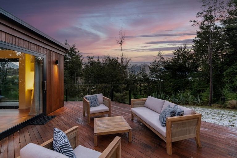 Photo of property in 18 Falcon Heights, Mount Creighton, Queenstown, 9371