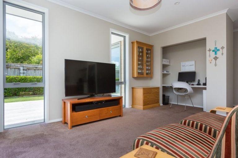 Photo of property in 7a Royal Heights, Glen Avon, New Plymouth, 4312
