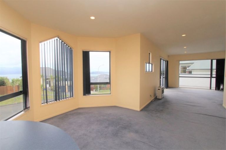Photo of property in 59 Dress Circle, Newlands, Wellington, 6037