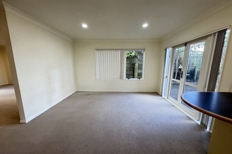 Photo of property in 4 Highgrove Lane, Totara Vale, Auckland, 0632