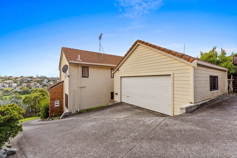 Photo of property in 2/12 Helicon Place, Totara Vale, Auckland, 0629