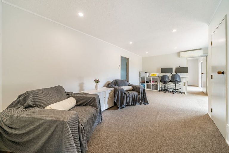 Photo of property in 56 Albatross Close, Whitby, Porirua, 5024