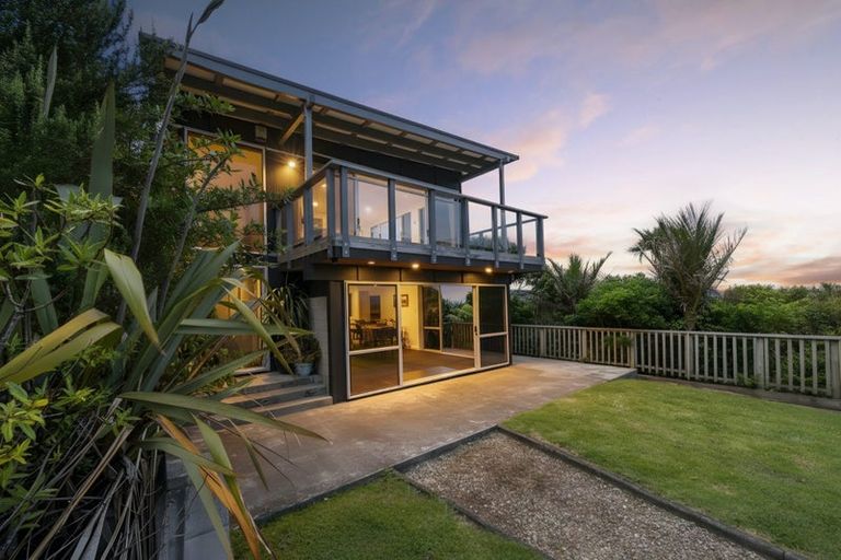 Photo of property in 16 Log Race Road, Piha, New Lynn, 0772