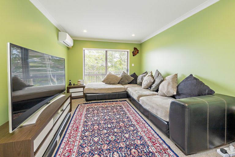 Photo of property in 9 Pistachio Place, Goodwood Heights, Auckland, 2105