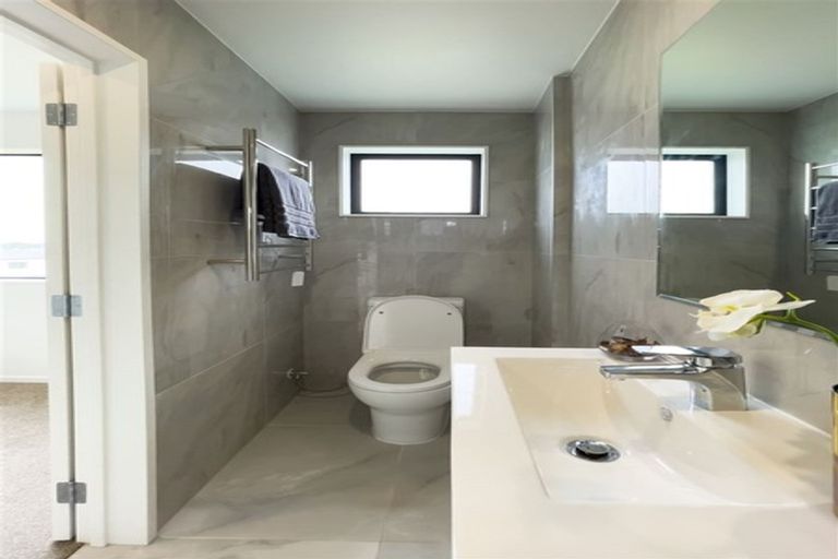 Photo of property in 25b Crestview Rise, Papakura, 2110