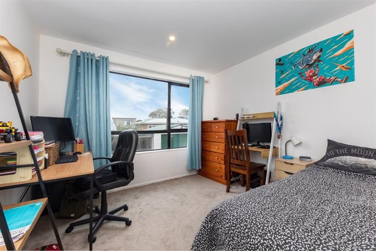 Photo of property in 28d Edmonton Road, Henderson, Auckland, 0612