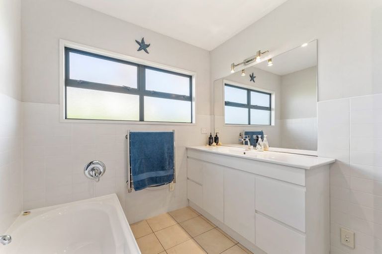 Photo of property in 35 Blue Heron Rise, Stanmore Bay, Whangaparaoa, 0932