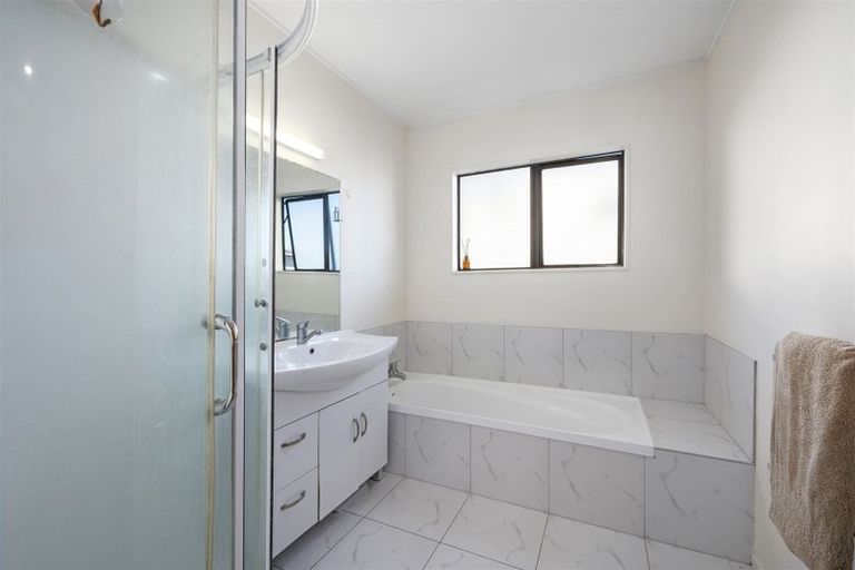 Photo of property in 3/43-53 Chivalry Road, Glenfield, Auckland, 0629