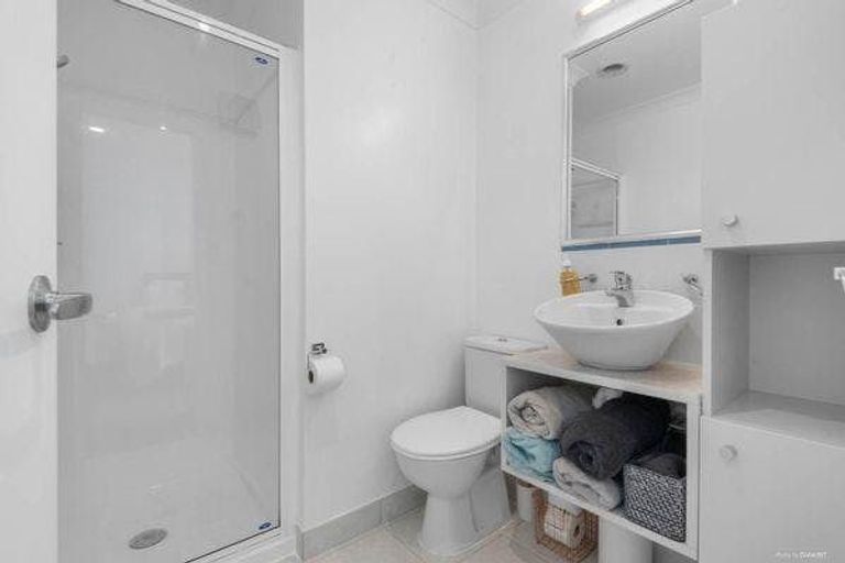 Photo of property in 9h Clearwater Cove, West Harbour, Auckland, 0618