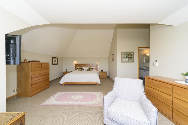 Photo of property in 27 The Strand, Fitzherbert, Palmerston North, 4410