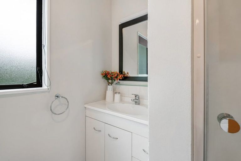 Photo of property in 2/15 Tetrarch Place, Totara Vale, Auckland, 0629