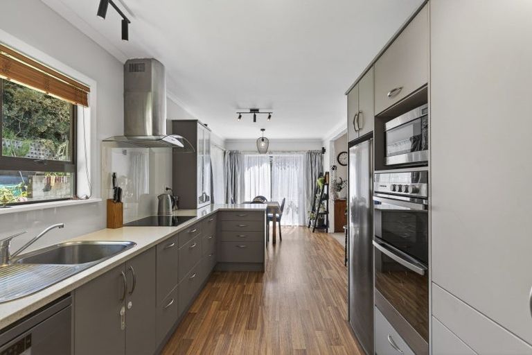 Photo of property in 32 Beaumont Crescent, Frankleigh Park, New Plymouth, 4310