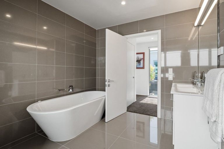 Photo of property in 468 Peninsula Road, Kelvin Heights, Queenstown, 9300