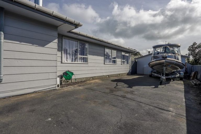 Photo of property in 5 Walton Road, Paraparaumu Beach, Paraparaumu, 5032