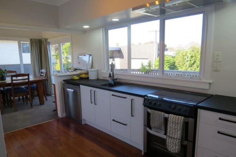 Photo of property in 8 Warangi Street, Strandon, New Plymouth, 4312