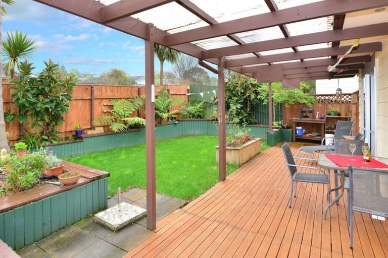 Photo of property in 5 Peterhouse Place, West Harbour, Auckland, 0618