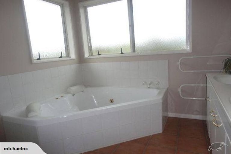 Photo of property in 94 Memorial Avenue, Ilam, Christchurch, 8053