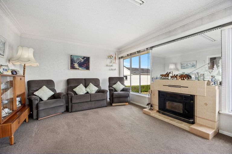 Photo of property in 38 Hobsonville Road, West Harbour, Auckland, 0618