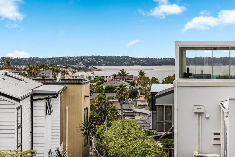 Photo of property in 2/143a Wiseley Road, West Harbour, Auckland, 0618