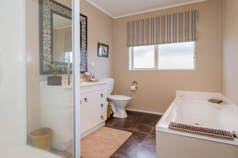 Photo of property in 24 Sunburst Court, Paraparaumu Beach, Paraparaumu, 5032