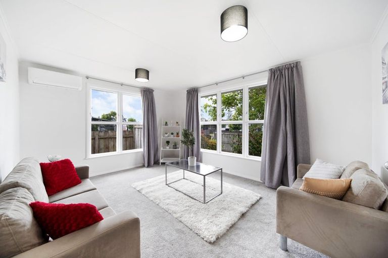 Photo of property in 33 Convair Crescent, Mangere, Auckland, 2022