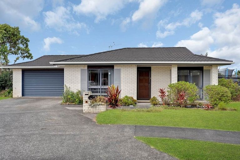 Photo of property in 11 Newbegin Place, Weymouth, Auckland, 2103