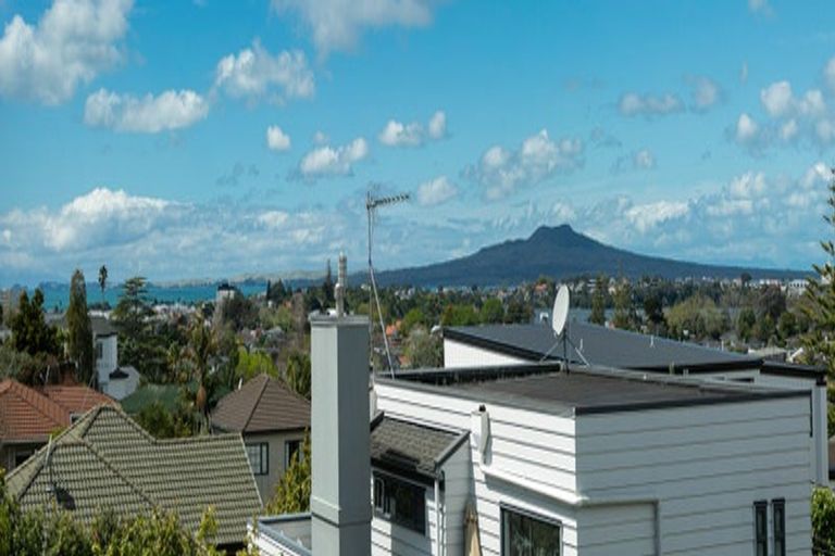 Photo of property in 47 Forrest Hill Road, Milford, Auckland, 0620