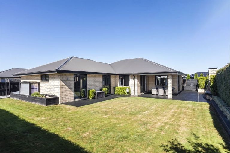 Photo of property in 32 Sequoia Way, Rangiora, 7400