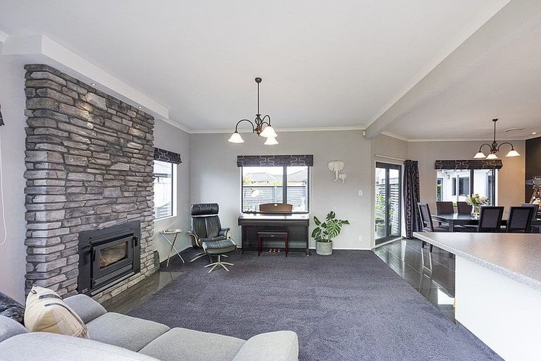 Photo of property in 37 Chestnut Close, Kelvin Grove, Palmerston North, 4414