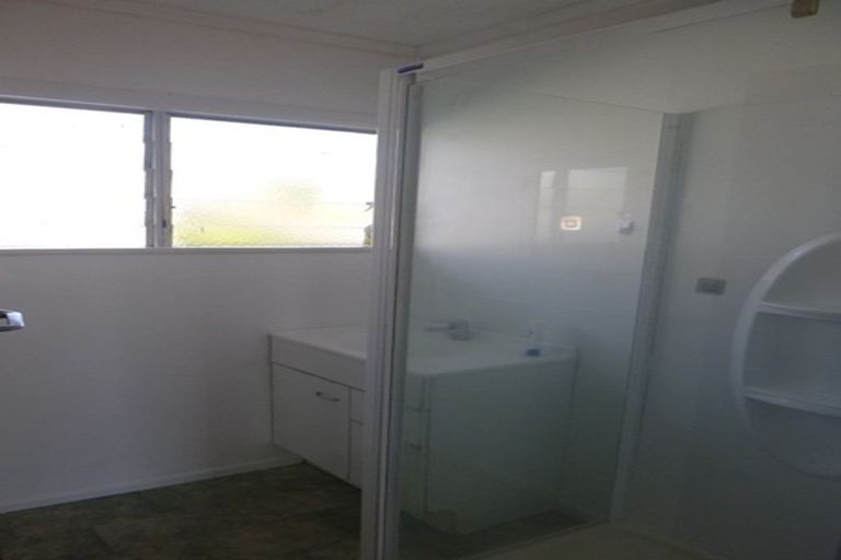 Photo of property in 39 Manhattan Heights, Glendene, Auckland, 0602