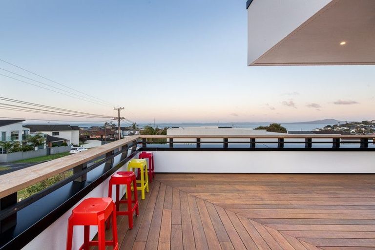 Photo of property in 1/2-4 Miri Road, Rothesay Bay, Auckland, 0630