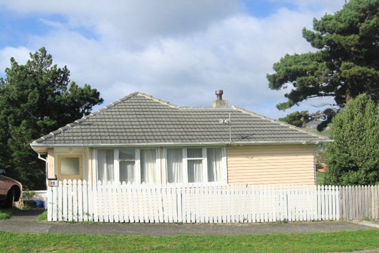 Photo of property in 35 Dorset Grove, Cannons Creek, Porirua, 5024
