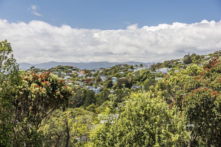 Photo of property in 1b Sandhurst Way, Crofton Downs, Wellington, 6035