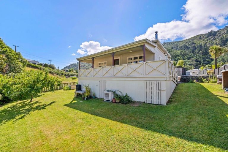 Photo of property in 95a Waikawa Road, Picton, 7220