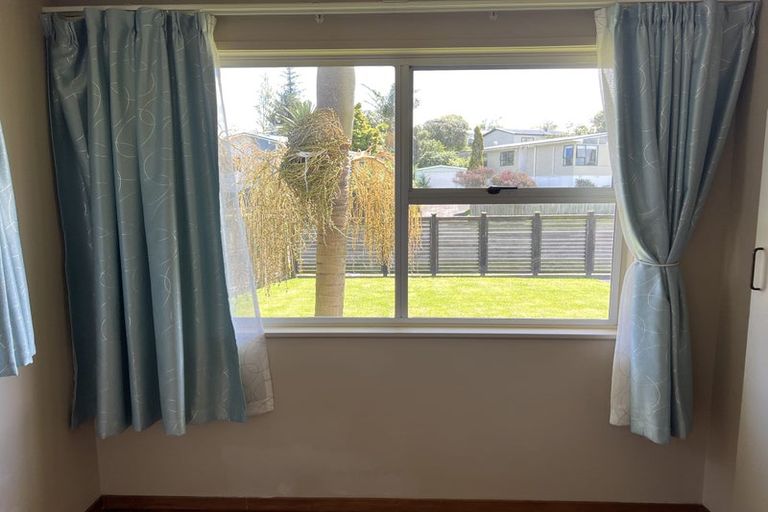 Photo of property in 41 Thornlow Street, Glendene, Auckland, 0602