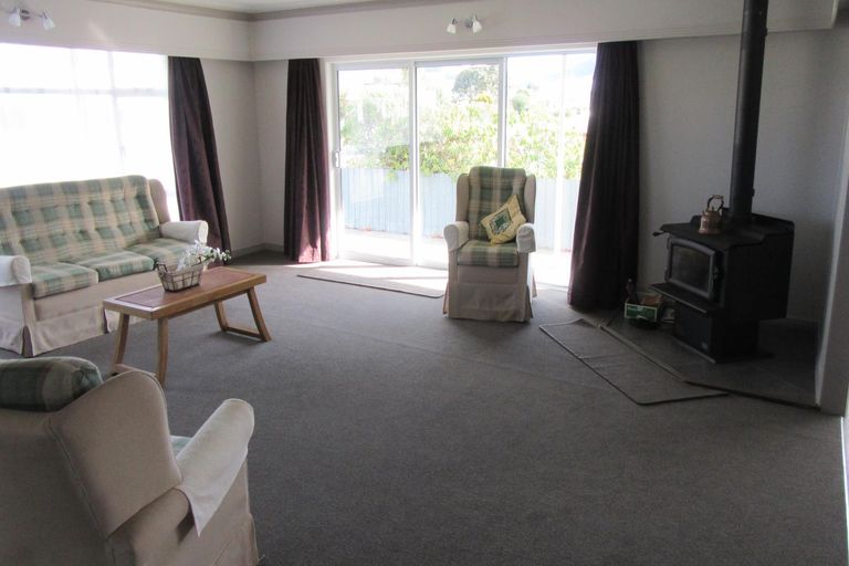 Photo of property in 30 Timaru Road, Waimate, 7924