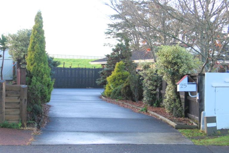Photo of property in 25 Elsted Place, Goodwood Heights, Auckland, 2105