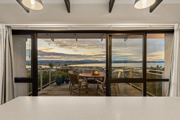 Photo of property in 21 Denholm Road, Hospital Hill, Napier, 4110