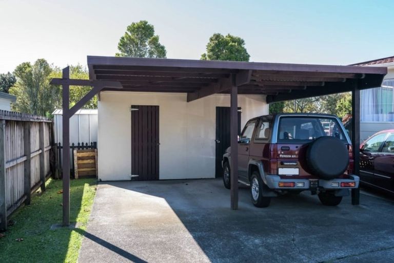 Photo of property in 2/1 Dalwhinnie Parade, Highland Park, Auckland, 2010