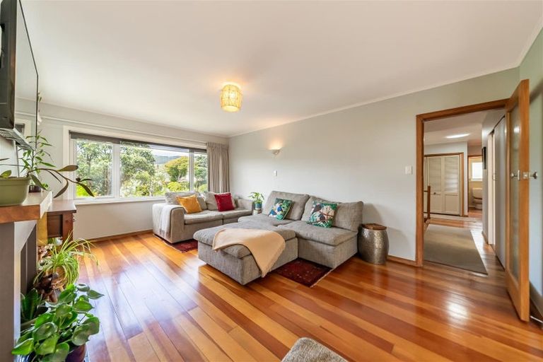 Photo of property in 76 Redwood Avenue, Tawa, Wellington, 5028