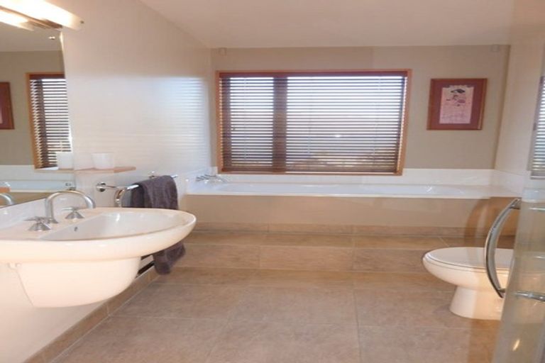 Photo of property in 12a Sainsbury Road, Fernhill, Queenstown, 9300