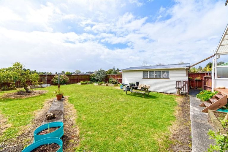 Photo of property in 19 Yeovil Road, Te Atatu Peninsula, Auckland, 0610