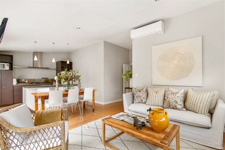 Photo of property in 216 Springfield Road, St Albans, Christchurch, 8014